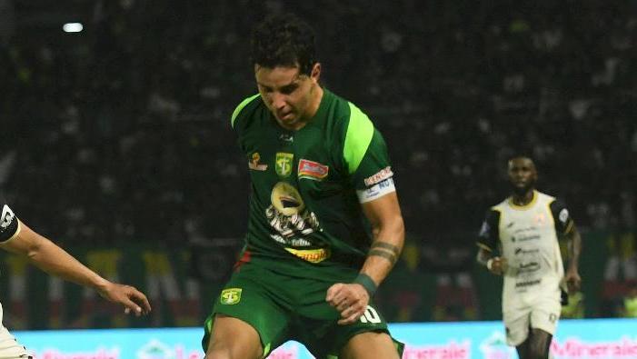 BAJUL-IJO-Persebaya-Surabaya-Bruno-Moreira-Persija-Jakarta-di-Stadion-Gelora-Bung-Tomo.jpg
