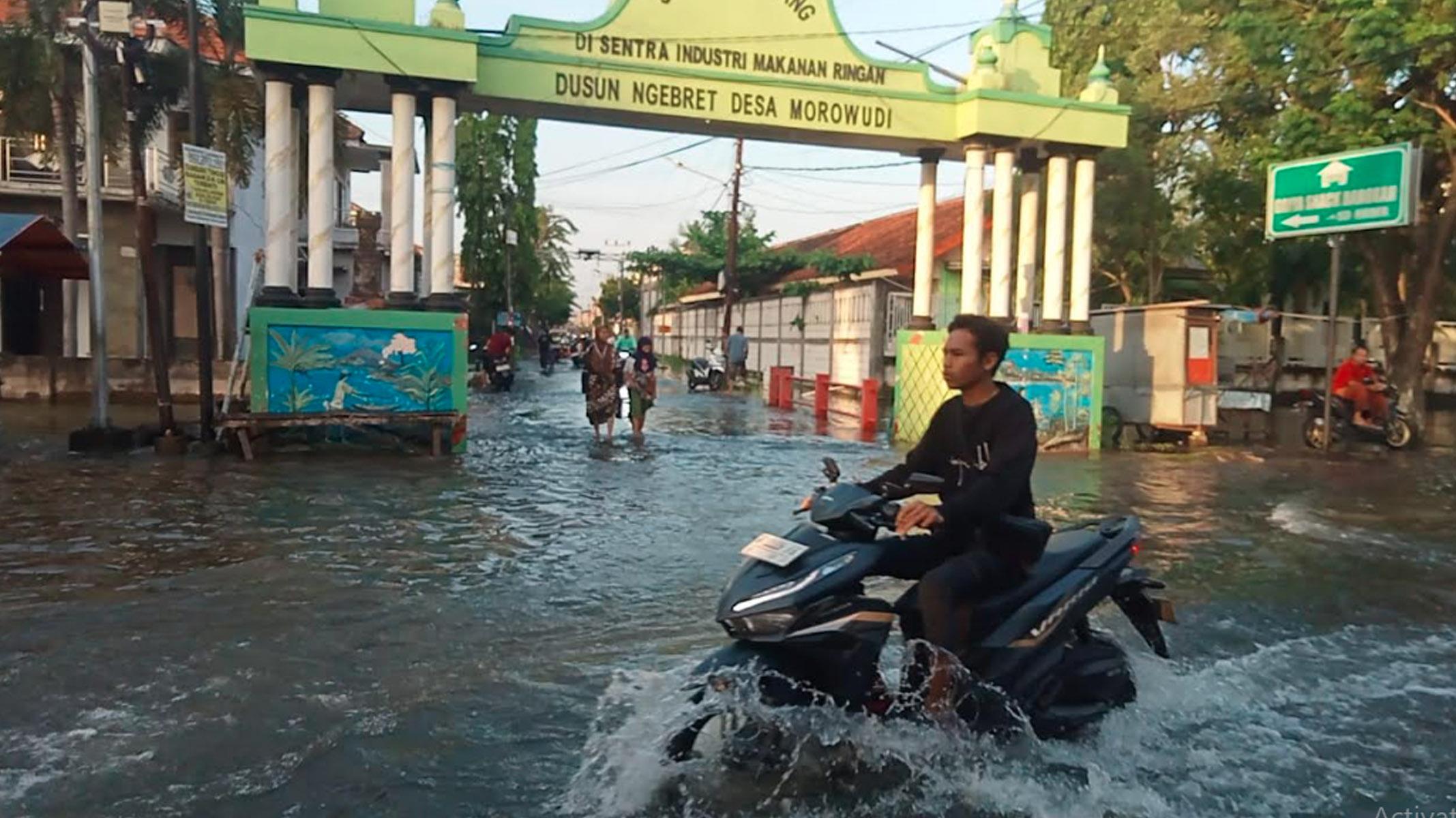 Dampak Luapan Kali Lamong Bergeser, Jalan Raya Morowudi Gresik masih terendam Banjir
