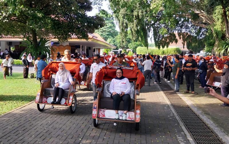 BECAK-LISTRIK-Presiden-Prabowo-Subianto-mengelilingi-Taman-Sri-Tanjung-Banyuwangi.jpg