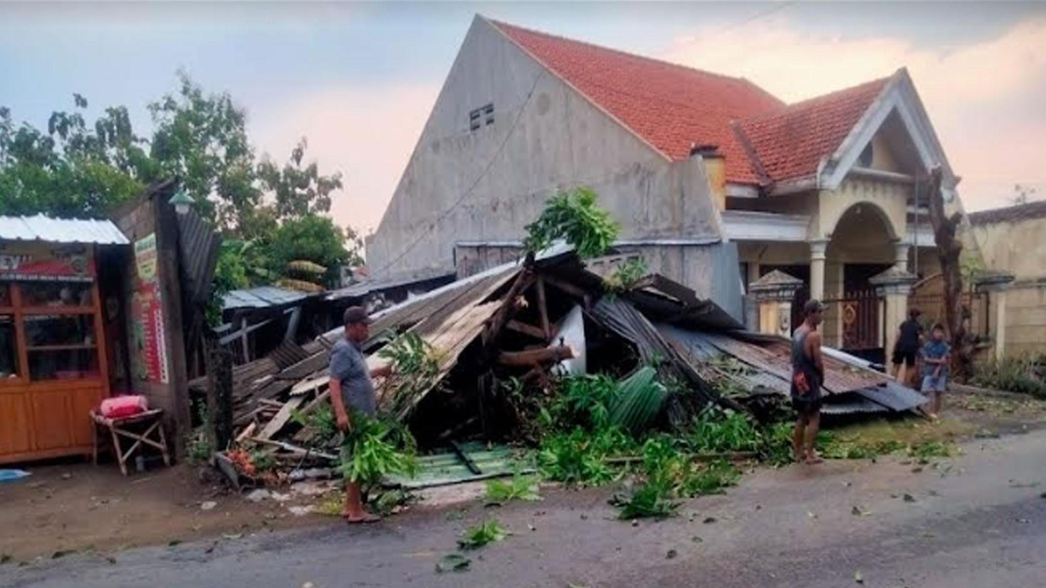 Angin Puting Beliung Terjang Kediri, Puluhan Rumah Rusak dan Sekolah di Papar Tertimpa Pohon Tumbang