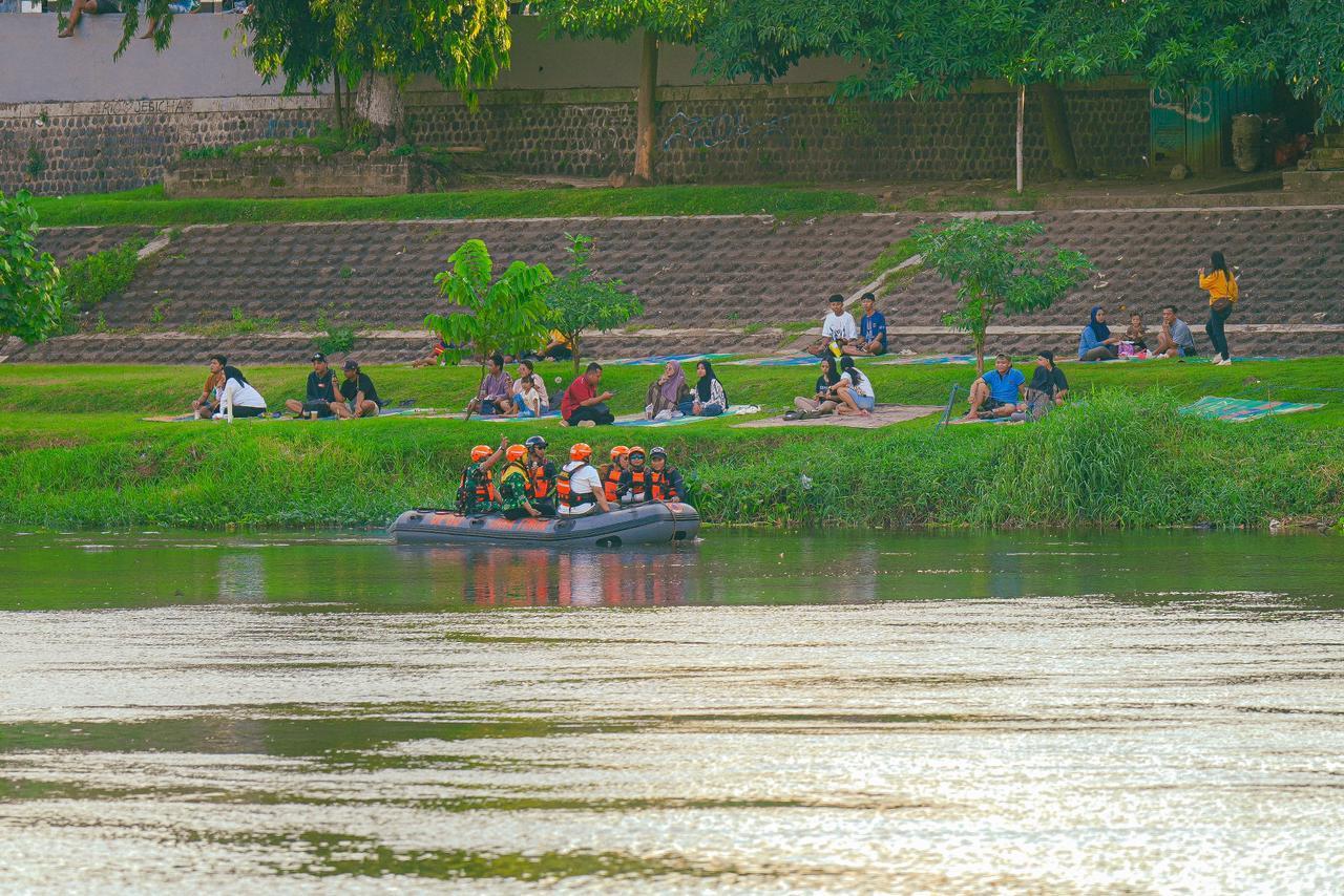 BPBD-Kota-Kediri-melakukan-pemantauan-langsung-kegiatan-pladu-atau-flushing-Sungai-Brantas.jpg