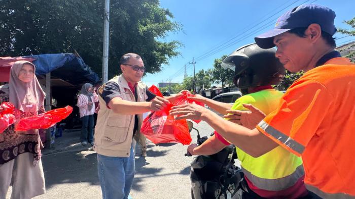 Baguna-PDI-Perjuangan-Jawa-Timur-Jumat-Berkah-dengan-membagikan-ratusan-paket-makanan.jpg