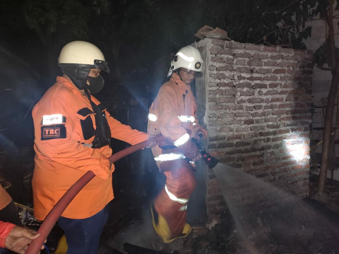 Api dalam Tungku Sambar Dinding Bambu saat Pemilik Rumah Kenduri ke Tetangga di Mojokerto