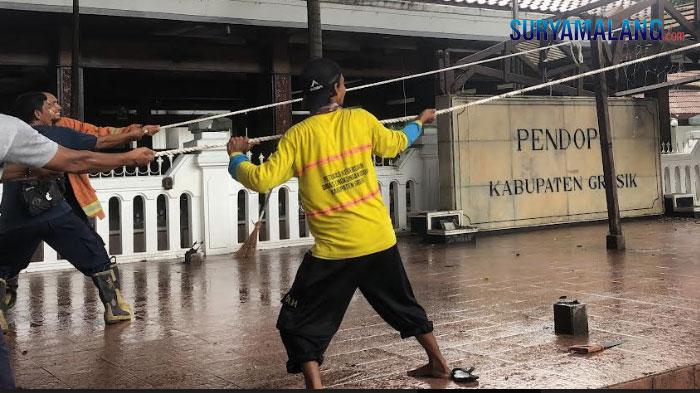 Bangunan-teras-pendopo-Bupati-Gresik-yang-tersisa-roboh-akhirnya-dirobohkan-untuk-diperbaiki.jpg