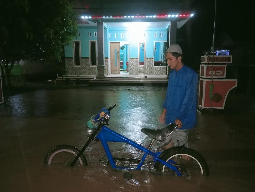Banjir-Dusun-Krajan-II-Desa-Lebakharjo-Kecamatan-Ampelgading-Kabupaten-Malang-Sabtu.jpg