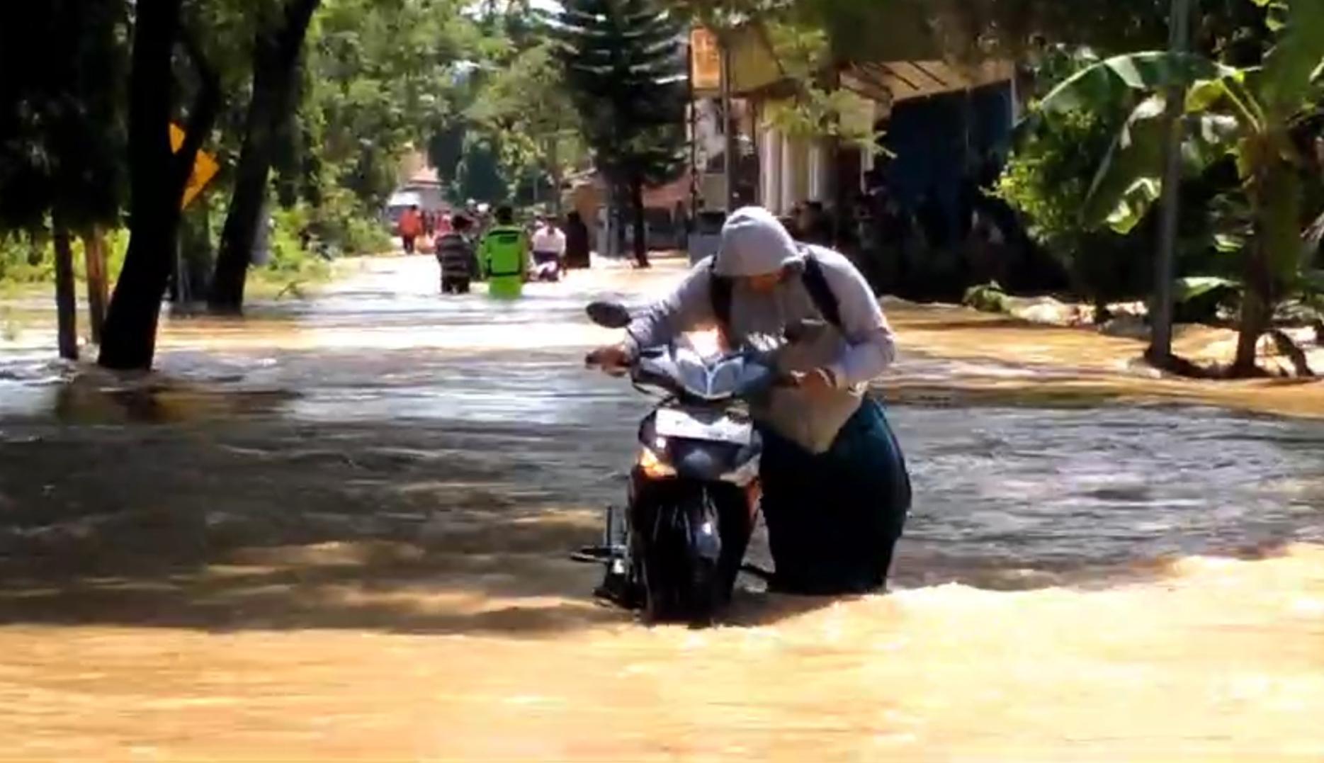 Bangkalan 10 Jam Diguyur Hujan, Rumah Warga Terendam Air dan Siswa Hanyut di Sungai Blega
