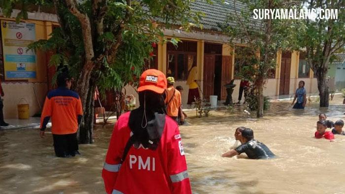 Banjir-di-halaman-SDN-Selogabus-Kecamatan-Parengan-Tuban.jpg