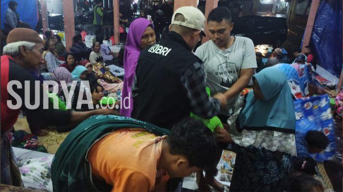 Bantuan-kepada-pengungsi-Lahar-Dingin-Semeru-di-Lumajang.jpg