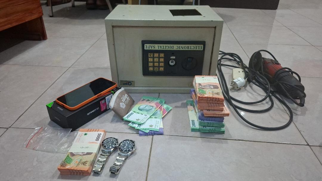 Barang-bukti-brankas-pencurian-brankas-oleh-dua-anak-di-Kecamatan-Jenggawah-Jember.jpg