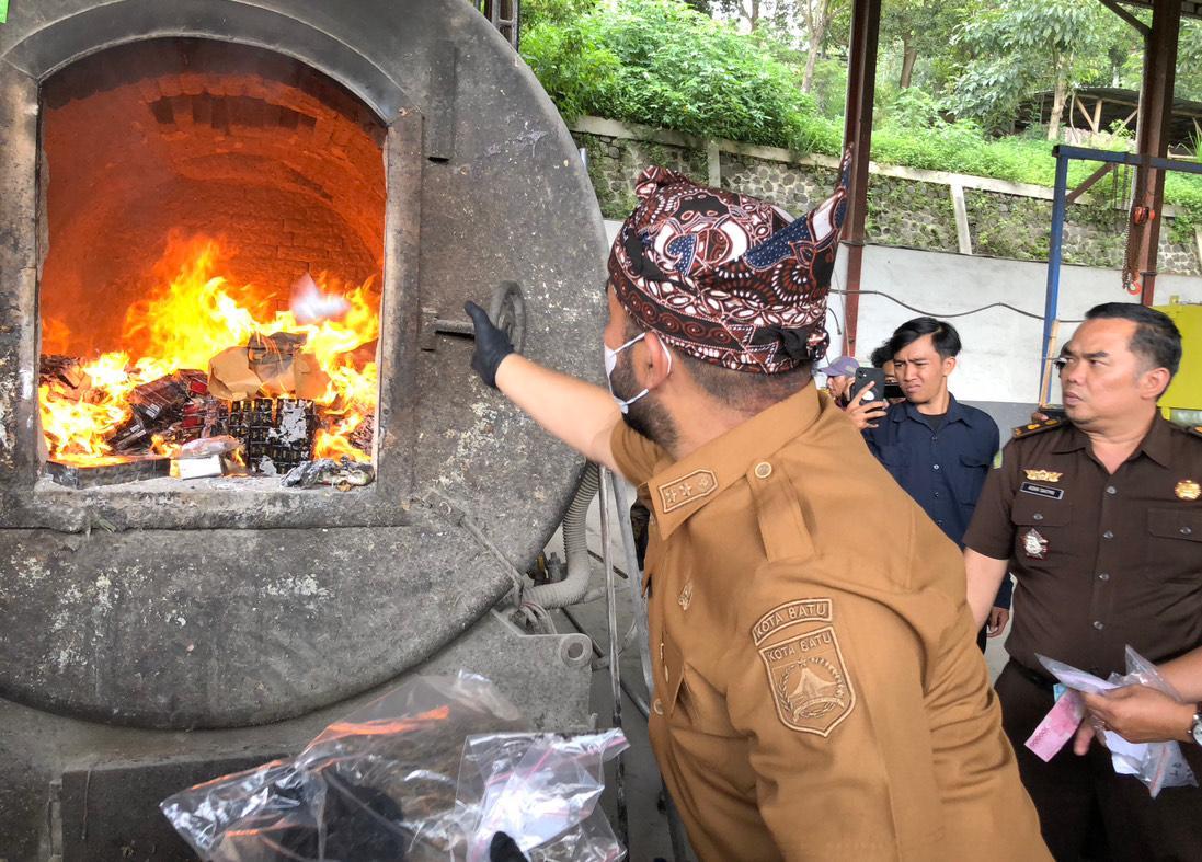 Barang-bukti-ganja-sabu-sabu-dimusnahkan-di-Tempat-Pemrosesan-Akhir-TPA-Tlekung-Kota-Batu.jpg