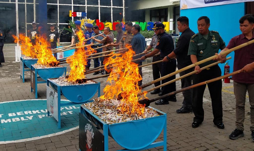 Rokok dan Miras Ilegal Senilai Rp 1,5 Miliar Dimusnahkan di Banyuwangi