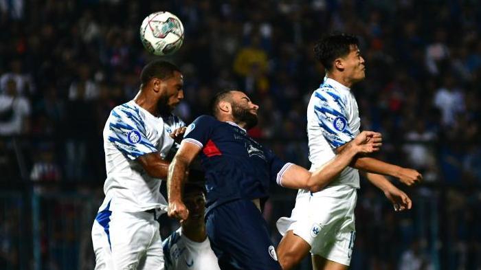 Bek-Arema-FC-Sergio-Silva-duel-di-udara-dengan-pemain-PSIS-Semarang.jpg