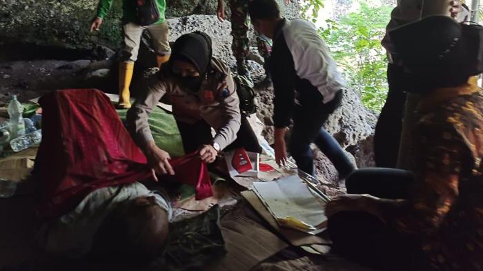 Bertahun-tahun-si-kakek-tinggal-di-dalam-gua-di-Desa-Mulyoarjo-Kecamatan-Lawang-Kabupaten-Malang.jpg