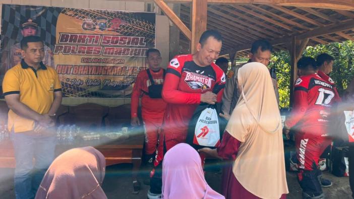 Blusukan-ke-Lereng-Gunung-Wilis-Polres-Madiun-Salurkan-Bantuan-Sembako.jpg