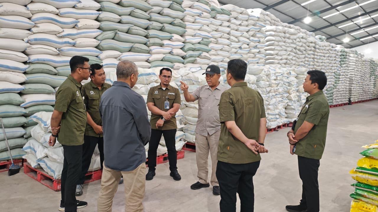 Bulog-Malang-saat-meninjau-ketersediaan-beras-di-Gudang-Bulog-Malang-Kota-Malang.jpg