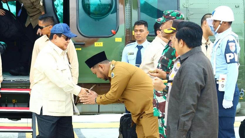 Bupati-Gresik-Fandi-Akhmad-Yani-kanan-bersalaman-dengan-Presiden-Prabowo-Subianto.jpg