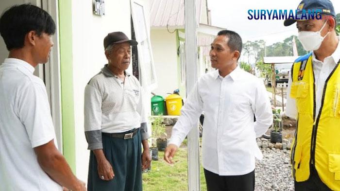 Bupati-Lumajang-Thoriqul-Haq-ketika-mengecek-rumah-relokasi-bagi-penyintas-erupsi-Gunung-Semeru.jpg