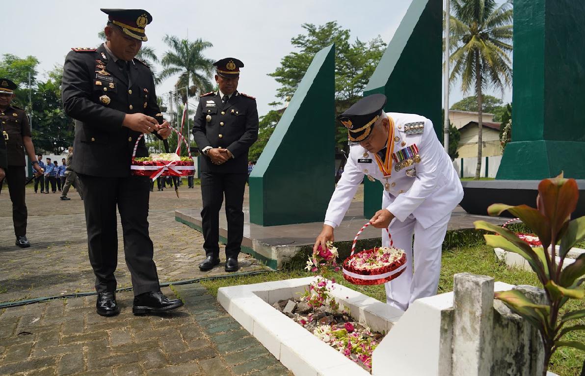 Bupati-Malang-Muhammad-Sanusi-dan-Kapolres-Malang-tabur-bunga-memperingati-Hari-Pahlawan.jpg