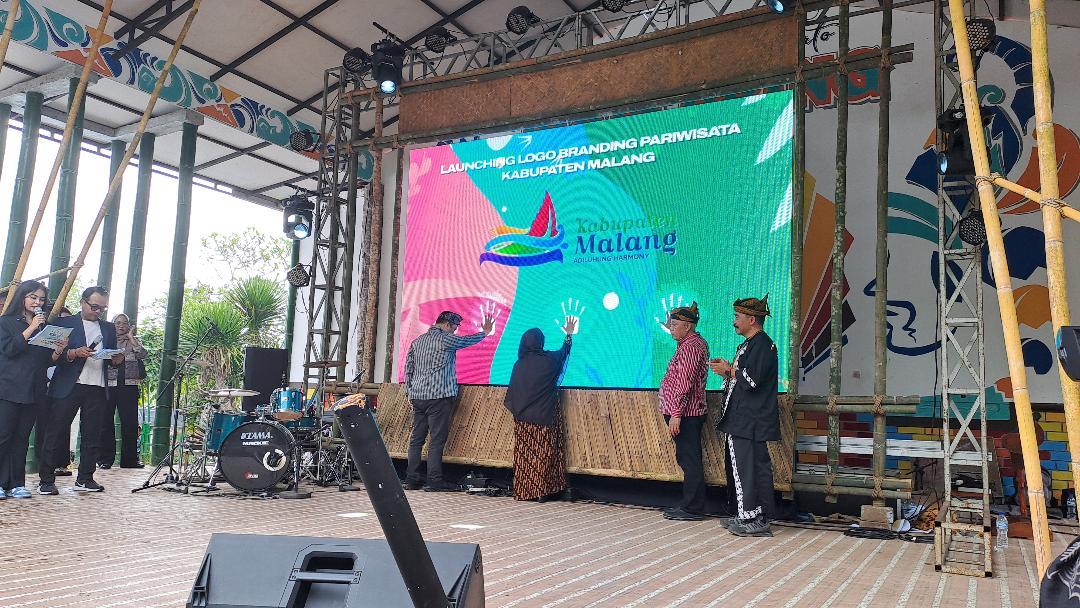 Bupati-Malang-Muhammad-Sanusi-launching-logo-Pariwisata-Kabupaten-Malang-di-Boon-Pring.jpg