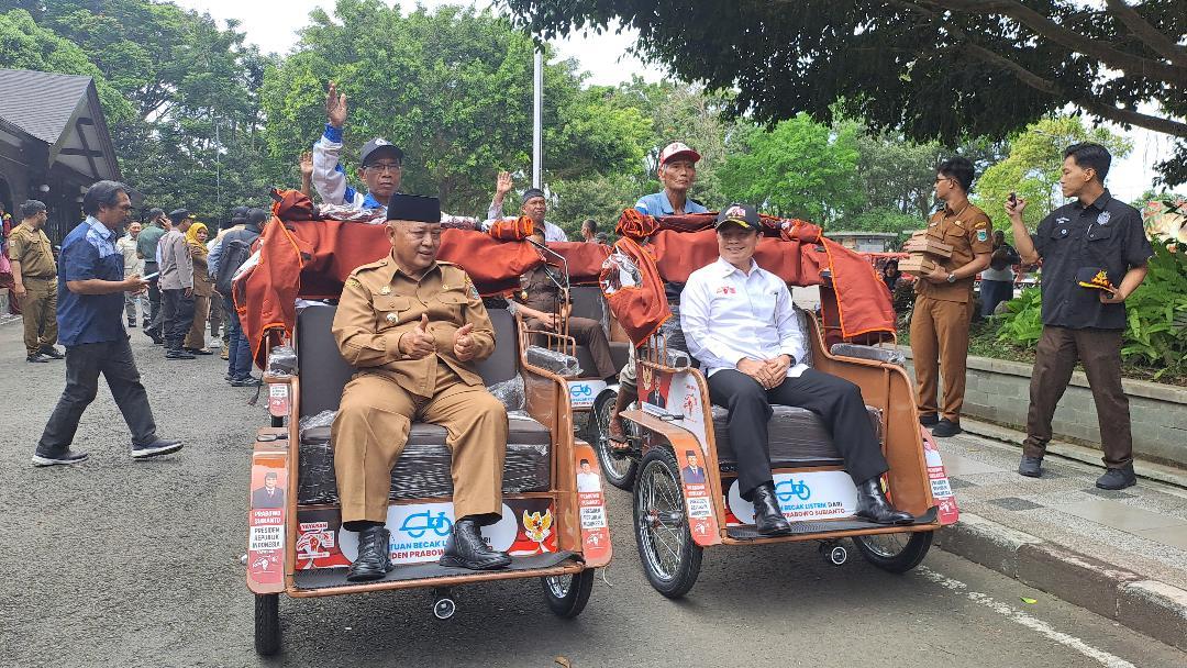 Bupati-Malang-Sanusi-Ketua-YGSN-Letjen-TNI-Purn-Teguh-Arief-Infratmoko-mencoba-becak-listrik.jpg