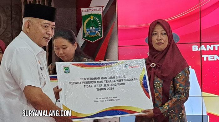 Bupati-Malang-Sanusi-menyerahkan-insentif-simbolis-kepada-perwakilan-Guru-PAUD.jpg