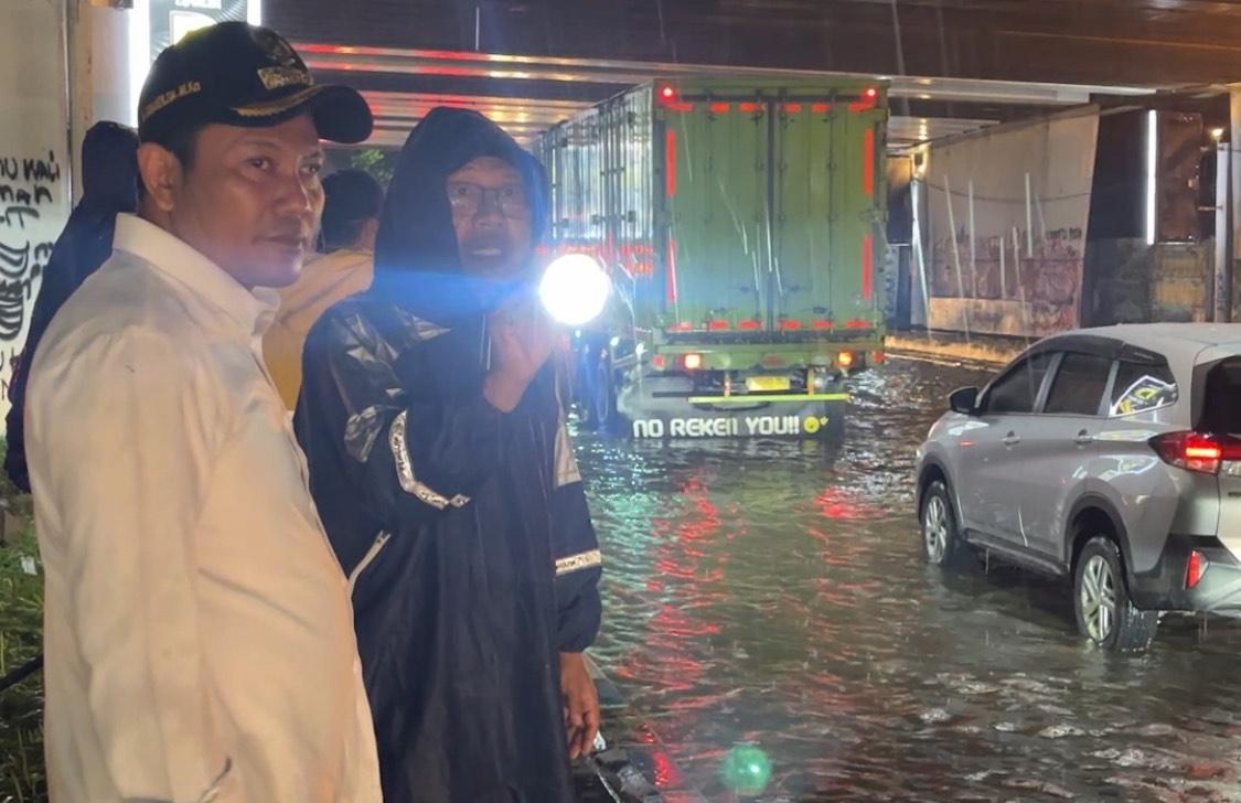 Bupati-Sidoarjo-Subandi-banjir-yang-merendam-jalan-depan-Lippo-Mall-Senin-malam.jpg