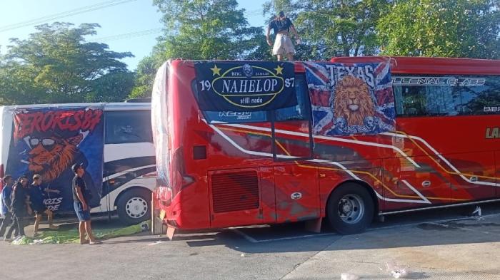 Bus-Aremania-Diserang-Batu-dan-Petasan-di-Tol-Waru-Kaca-Pecah-Saat-Dukung-Arema-FC-ke-Bandung.jpg