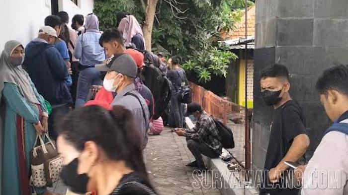 Demi Bus TransJatim Bertarif Rp 5.000, Ratusan Penumpang Harus Antre di Terminal Purabaya