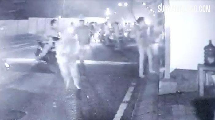 CCTV-merekam-momen-gerombolan-massa-geng-motor.jpg