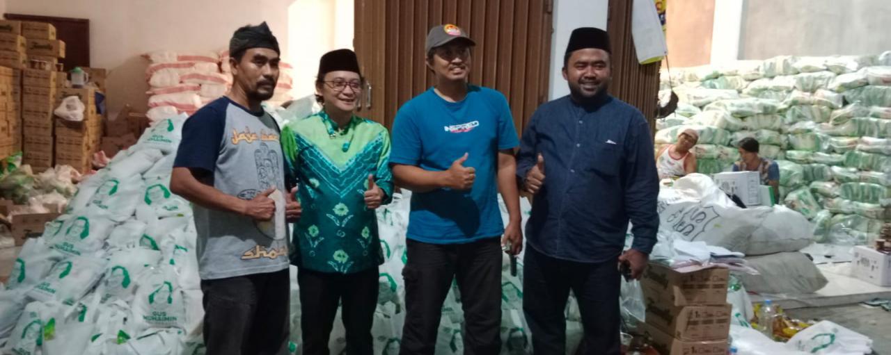 Cak-Udin-saat-memberikan-bantuan-berupa-parcel-lebaran.jpg