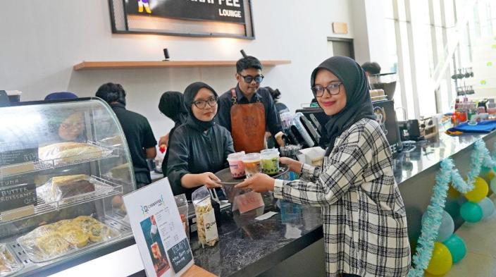 Cakraffee Lounge di Universitas Negeri Malang, Ruang Tunggu Bersuasana Kafe