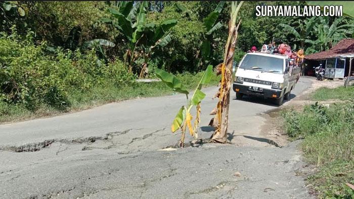 Caption-Foto-Kondisi-jalan-raya-di-Kabupaten-Sampang-Madura.jpg