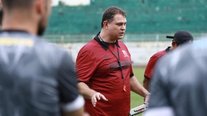 Carlos-Parreira-pelatih-baru-Madura-United-memimpin-latihan-tim-di-Stadion-Gelora-Bangkalan.jpg