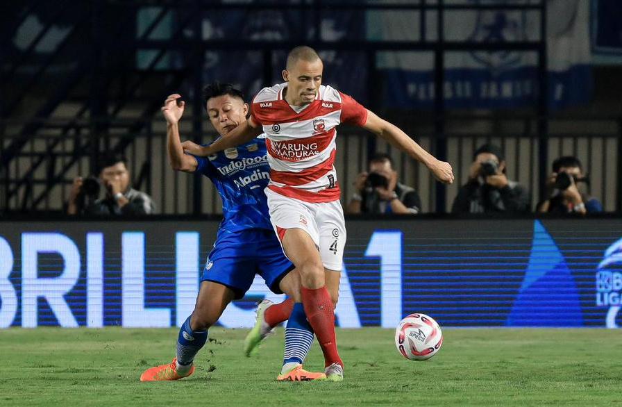 Center-bek-Madura-United-Cleberson-berduel-dengan-pemain-Persib-Bandung-di-Stadion-Si-Jalak.jpg