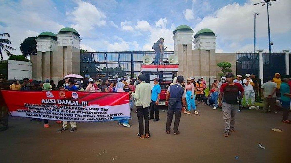 DAFTAR Lengkap Tuntutan Demo Mahasiswa Tolak Revisi RUU TNI di Gedung DPR:Mengembalikan TNI ke Barak