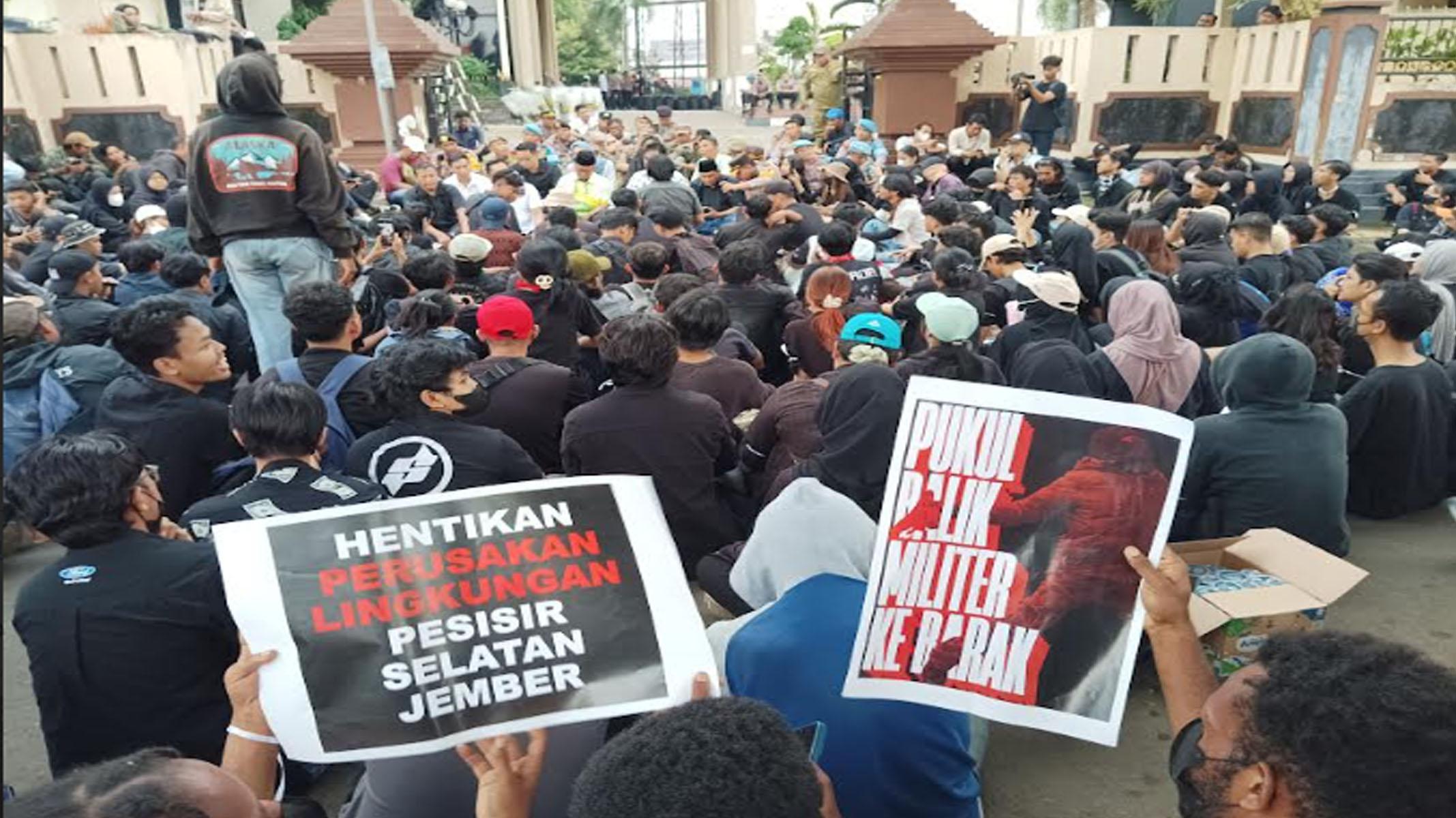 Di Malang Ricuh, Ratusan Mahasiswa di Jember Kini Demo Tolak UU TNI, Massa Lempar Koin Uang Receh