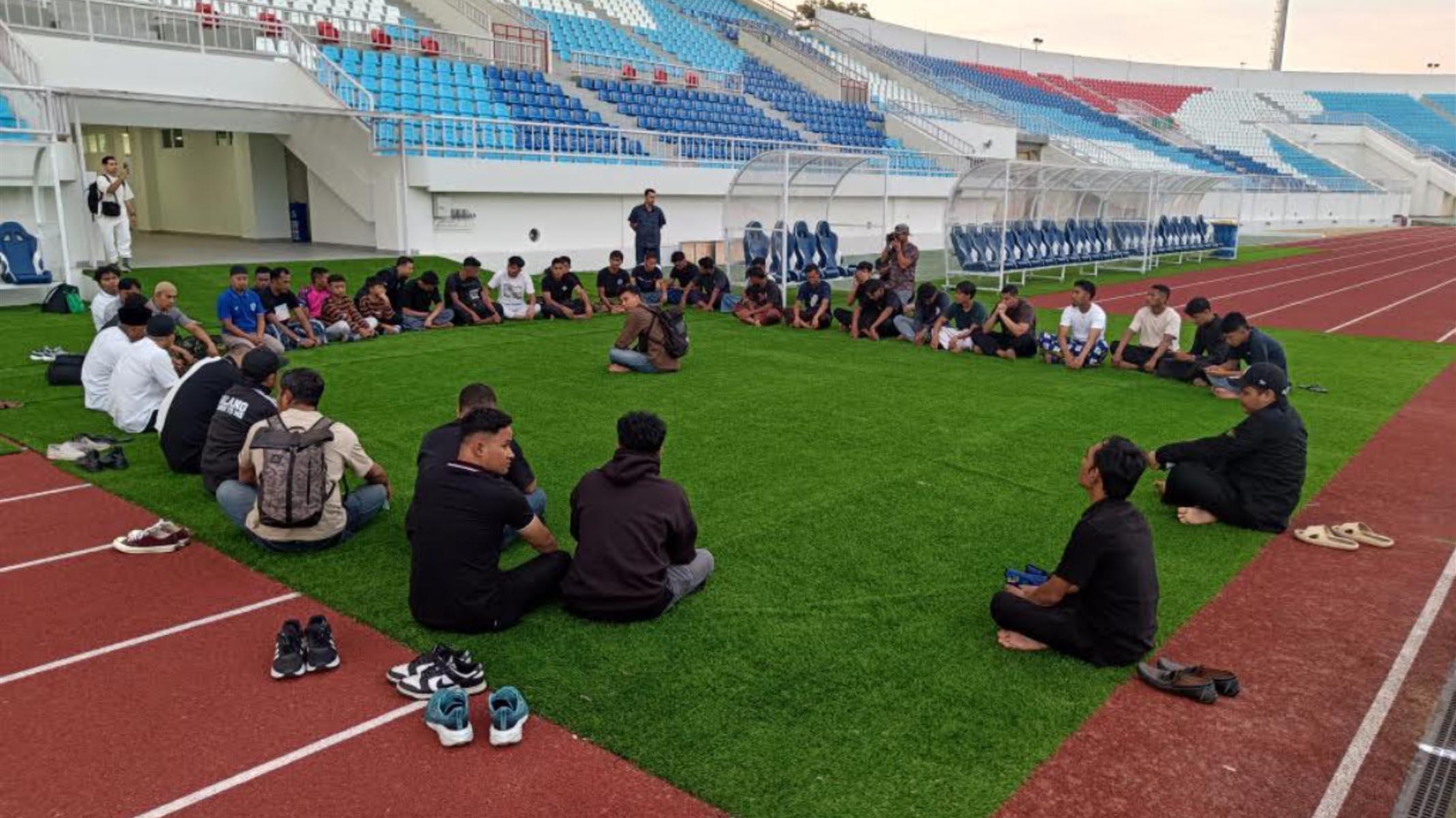 Seribu Hari Tragedi Kanjuruhan, Skuad Arema FC Gelar Doa Bersama dan Tahlilan di Pinggir Lapangan