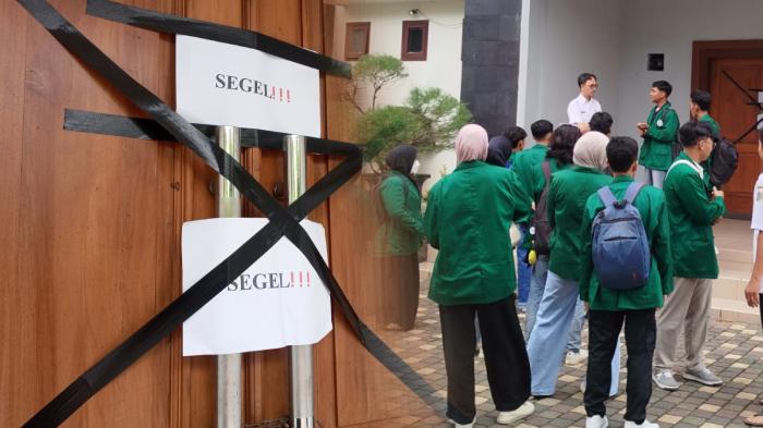 DPRD-Tulungagung-Disegel-Mahasiswa-Kecewa-Ingin-Audiensi-OTT-Gatut-Sunu-Malah-Kunker-ke-Malang.jpg