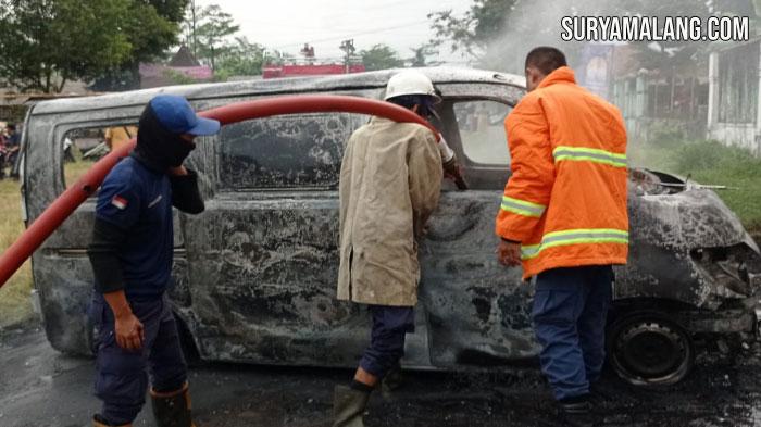 Minibus Hangus Total Usai Kulak Pertalite untuk DIjual Eceran di Desa Curahpetung, Lumajang