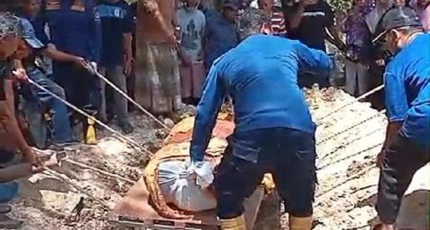 Damkar-Gresik-membantu-proses-pemakaman-jenazah-yang-memiliki-berat-badan-400-Kg.jpg