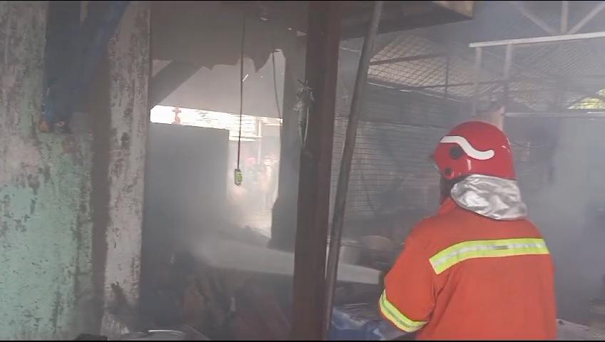 Tiga Warung di Manyar Gresik Ludes Dilalap Si Jago Merah, Kebakaran Dipicu Korsleting Listrik