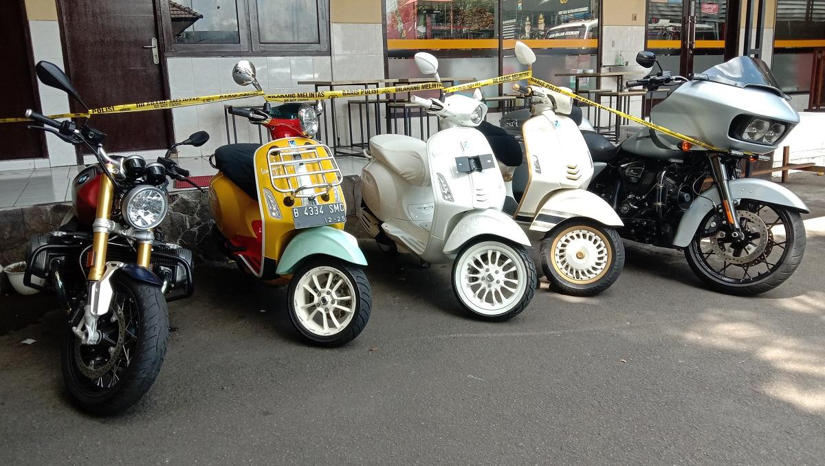 Deretan-lima-motor-mewah-milik-tersangka-Wahyu-Kenzo-yang-telah-disita-oleh-Polresta-Malang-Kota.jpg