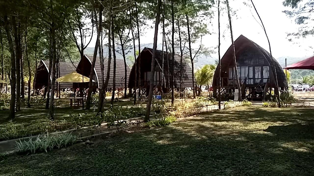Deretan-pondok-yang-langsung-menghadap-laut-di-Pantai-Midodaren.jpg