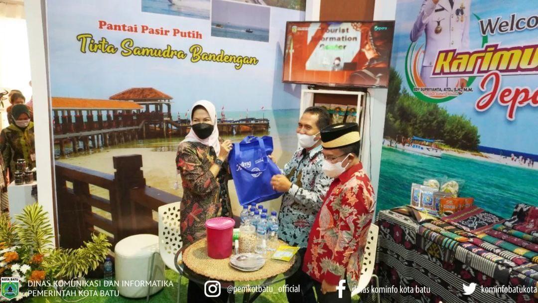 Dewanti-Rumpoko-dan-Punjul-Santoso-mengunjungi-stand-perwakilan-dari-Kabupaten-Jepara.jpg