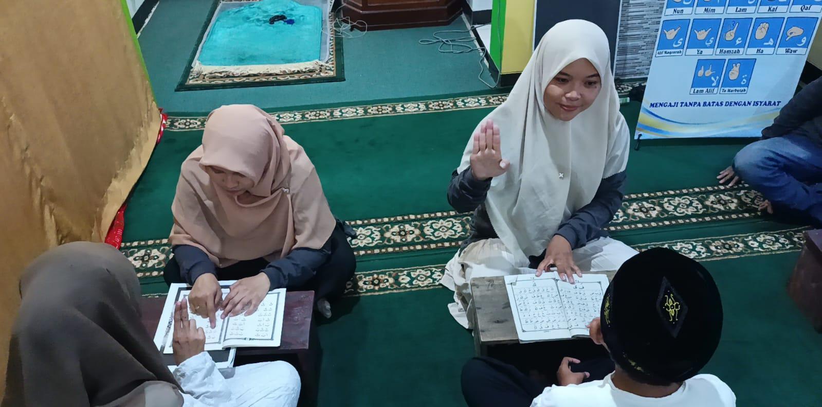 Dewi-Ratna-Sari-mengajarkan-Al-Quran-isyarat-ke-anak-didiknya-di-Kepanjen-Kabupaten-Malang.jpg