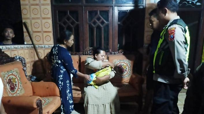 Terhimpit Masalah Ekonomi, Ortu Buang Bayi di Teras Rumah Warga Pungging Mojokerto, Ada Surat Wasiat