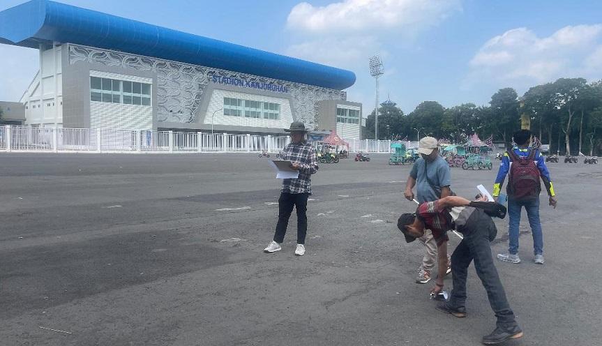 Dinas-Bina-Marga-mengecek-sirkuit-yang-ada-di-luar-Stadion-Kanjuruhan.jpg