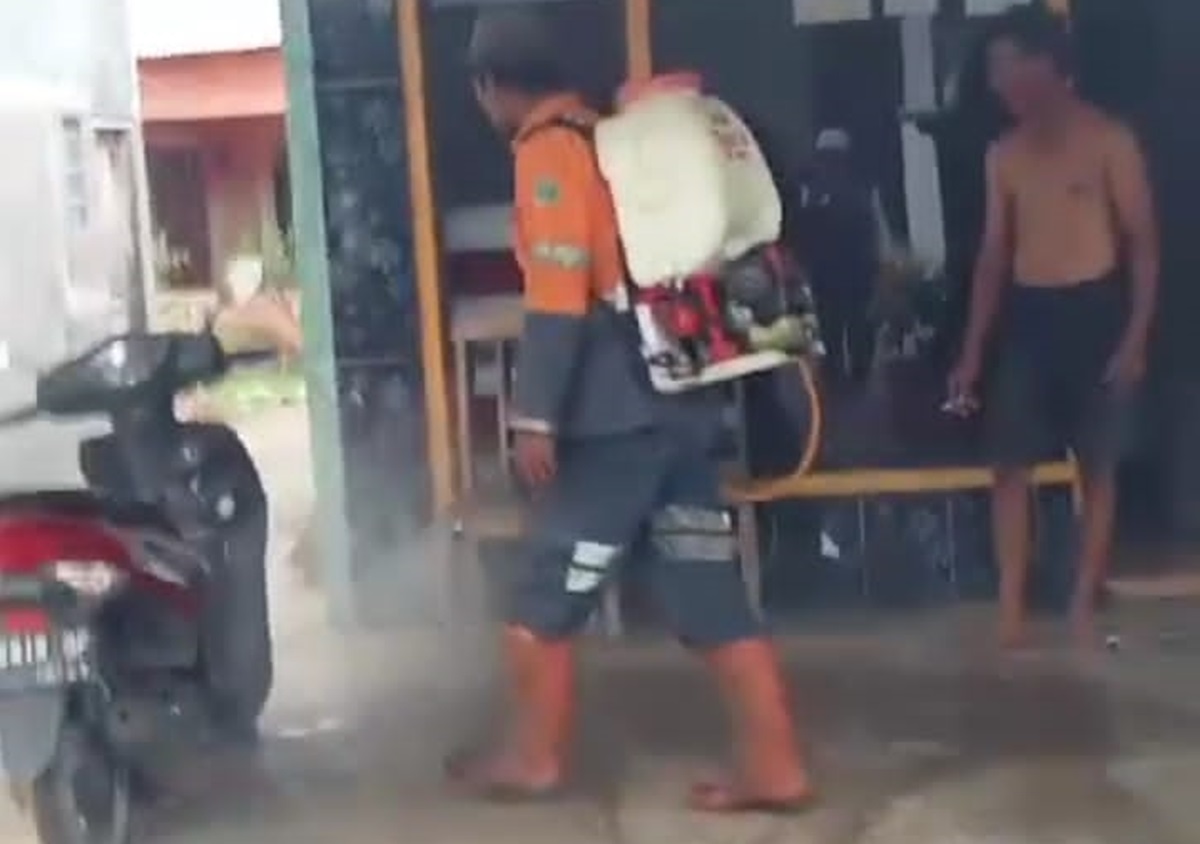 Dinas-Lingkungan-Hidup-DLH-Kota-Malang-melakukan-fogging-di-Desa-Jedong.jpg