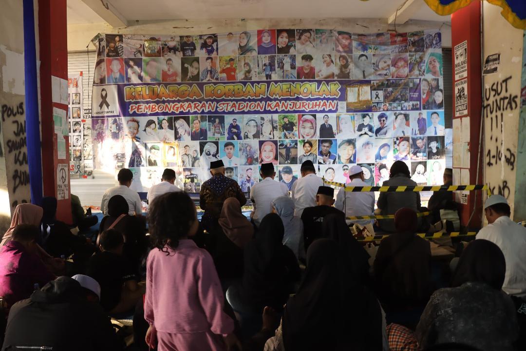 Keluarga Korban Tragedi Kanjuruhan Usul Monumen Gate 13 Ada Tangan Mengepal Syal Arema