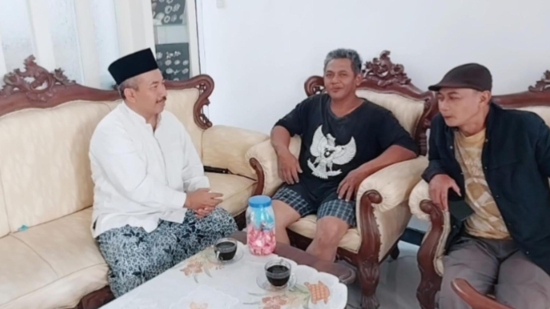 Dokter-Umar-Usman-sedang-menerima-tamu-saudaranya-di-rumahnya-Rabu-2882024.jpg